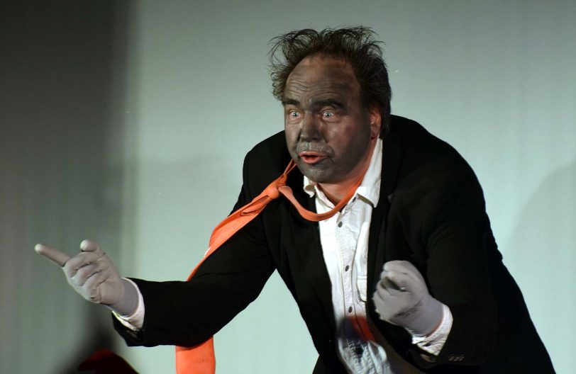 Aufführung des Stücks (S)Chattenwelten des Theaters PISAK aus Bielefeld mit Bernd Sprenger.