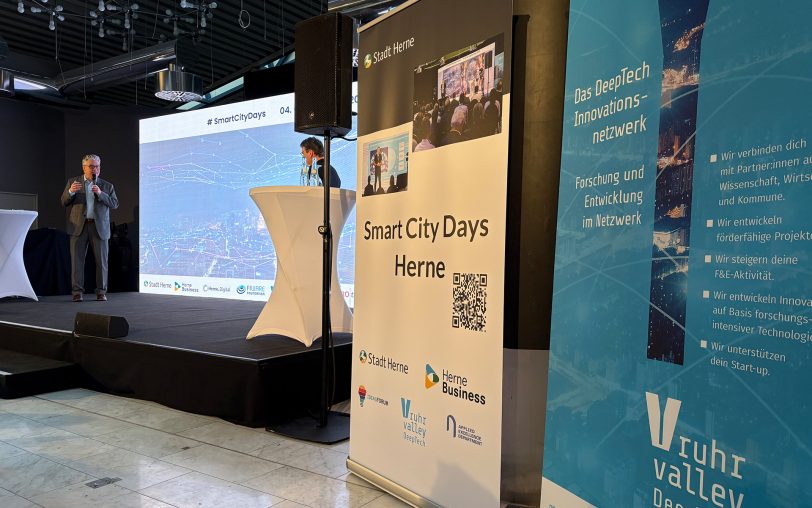 Sprach zu Beginn der Smart City Days auf der Bühne: (li.) Dr. Dirk Drenk, Geschäftsführer Herne.Business.