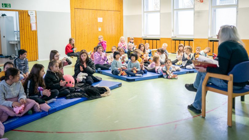 Bundesweiter Vorlesetag 2022: In der Grundschule Laurentius liest Horst Schröder den Schülern vor.