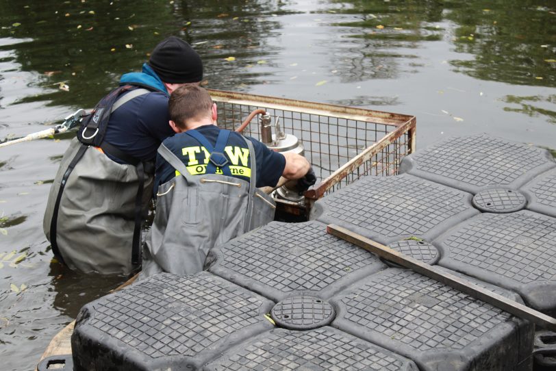 Das THW Herne senkt für die Stadtverwaltung den Wasserspiegel des Ostbachteiches um 50 cm ab.