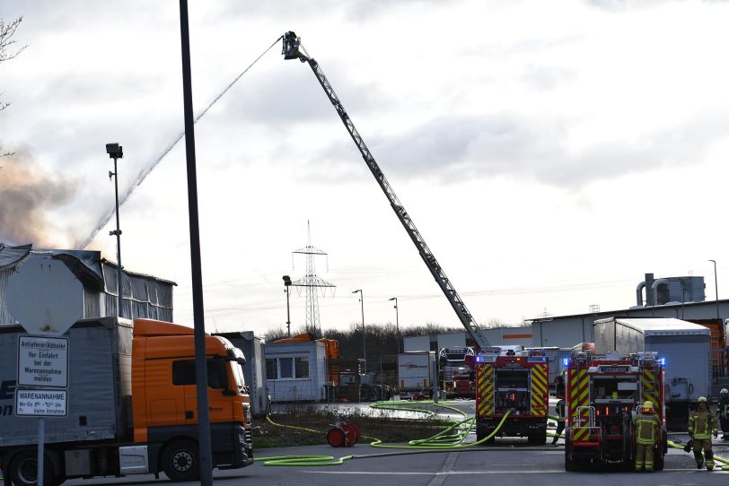 Einsatz der Feuerwehren des Kreises Recklinghausen und der Stadt Herten bei dem Großbrand der Lagerhalle der Hagebau Logistik in Herten (NW), am Sonntag (01.03.2020).