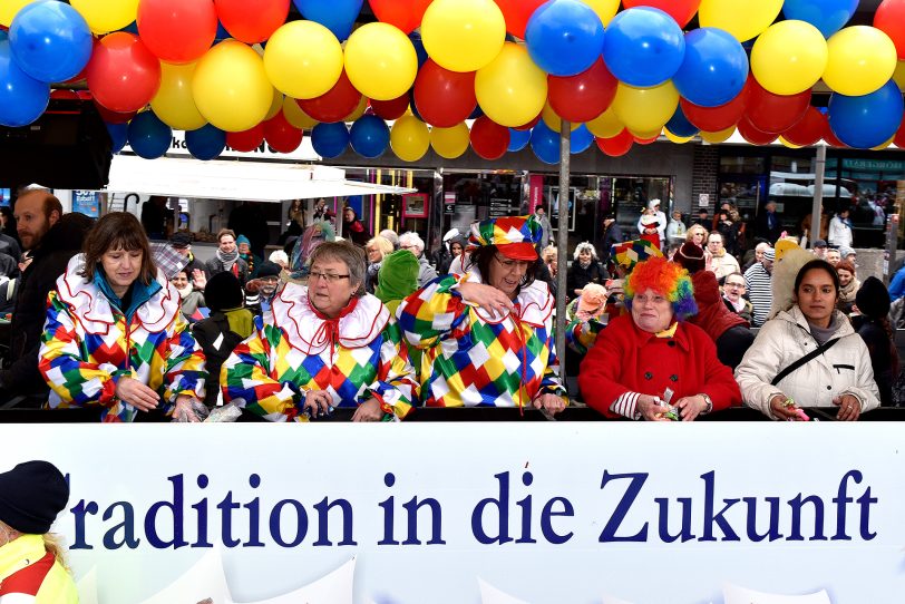 Der Rosenmontagszug am Robert-Brauner-Platz.