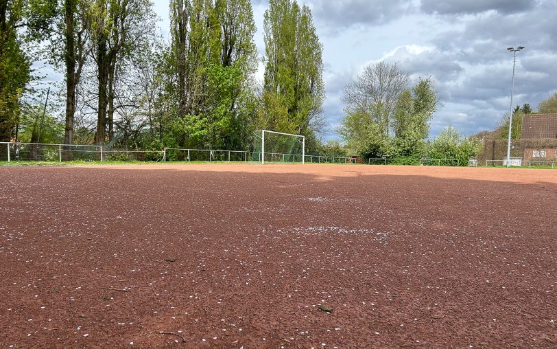 Sportanlagen wie die vom SC Constantin mit dem Ascheplatz an der Wiescherstraße können mit der Sportmilliarde saniert werden (Symbolbild).