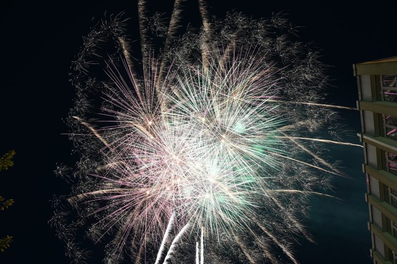 Das Eröffnungsfeuerwerk der Cranger Kirmes 2024, aufgenommen vom Abschussplatz am Westhafen.