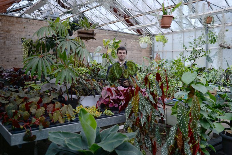 Drei Biologen der RUB eröffneten mit &amp;amp;amp;amp;#039;Jungle Leaves&amp;amp;amp;amp;#039; einen etwas anderen Pflanzenladen an der Stadtgrenze. im Bild: Alexander Ruppert, der Begonien-Experte.