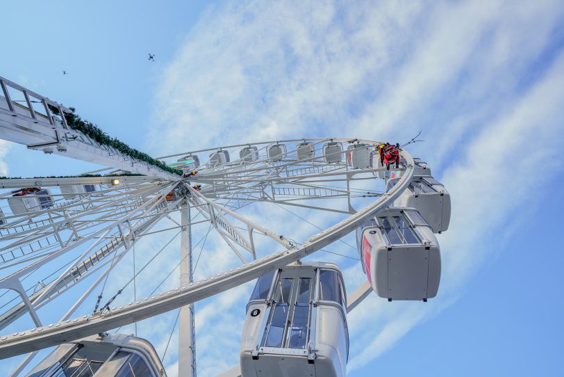 Üben eines Einsatzes der Höhenretter der Herner Feuerwehr am Mittwoch (14.12.2022) beim Riesenrad am Cranger Weihnachtszauber.