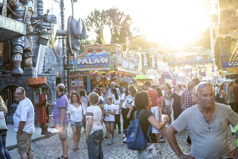 Alles blinkt und alles dreht sich - sehr zur Freude der Kirmes-Fans.