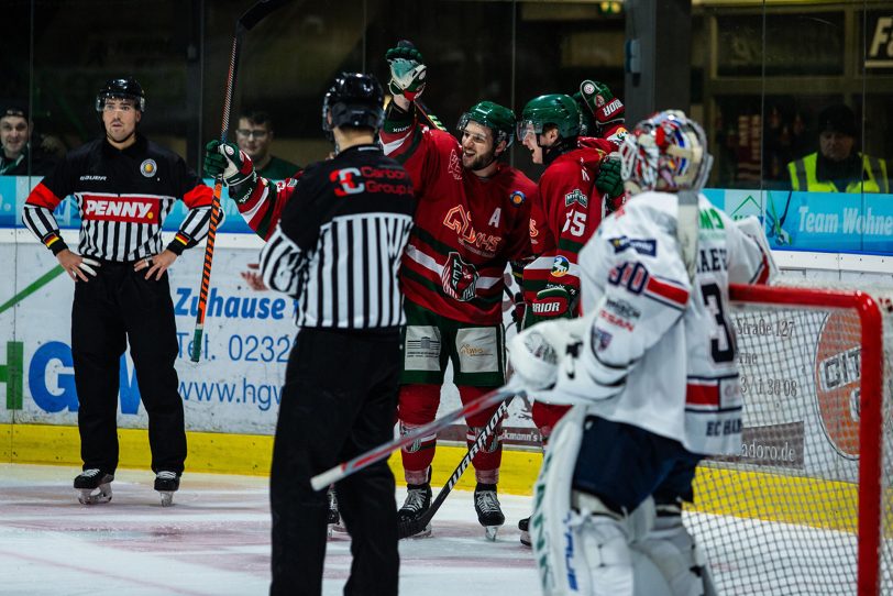 Dennis Swinnen freut sich hier mit TJ Spezia über den 4:3-Führungstreffer gegen die Hannover Indians.