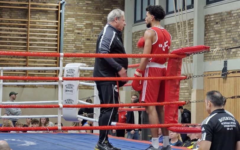 In Dortmund beim Werner Puls Gedächtnispokal: Der Boxring Schwarz-Weiß Unser Fritz mit (v.li.) Trainer Joachim Gerdesmann, Boxer Karim Hioui und Betreuer Bülent Yilmaz.