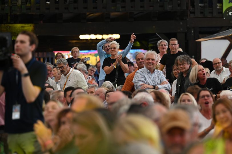 Party-Stimmung bei den Besuchern der Eröffnungsfeier der Cranger Kirmes 2025: Zunächst war es etwas verhalten, die Stimmung wurde aber zunehmend besser.