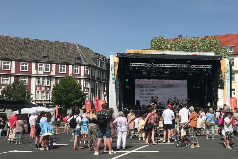 Schönes Wetter und gute Laune: Schon kurz nach dem Beginn kamen viele Menschen zum Stadtfest.