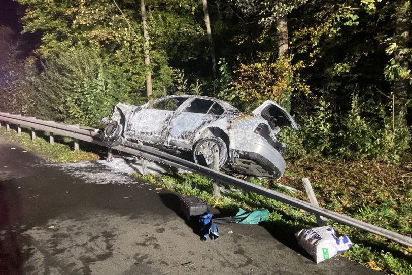 Verkehrsunfall auf der A43 am Dienstag (24.10.2024). Ein Pkw hing über der Leitplanke und in Vollbrand stand.