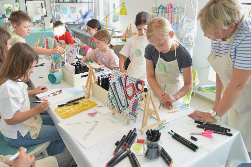 Inka Klein-Heidicker gibt Tipps und Hilfestellung während des Zeichen-Workshops für Kinder.