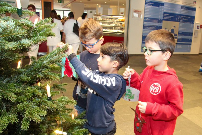 Kinder der Kindertagesstätte am Evangelischen Krankenhaus schmückten den Tannenbaum in der Eingangshalle des EvK Herne.