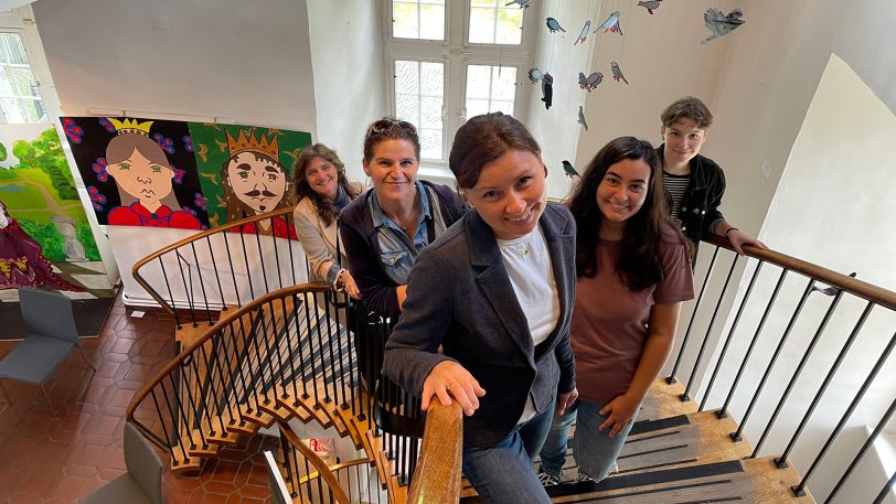 Freuen sich über den Standortwechsel: (v.li.) Kirsten Katharina Büttner (Emschertal-Museum), Julia Wagner (Werkpädagogin JKS), Joanna Machura (Werkpädagogin JKS), Jana Salzmann (JKS) und Marie Morwinski (Praktikantin Emschertal-Museum).