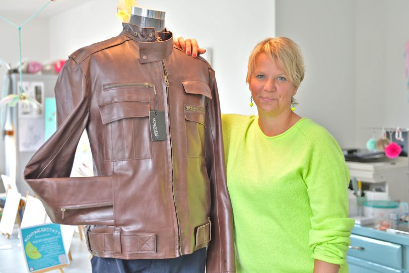 Die Designer Inka Klein-Heidicker mit einer Lederjacke aus ihrer Kollektion, die sie unter dem Label &amp;amp;amp;amp;amp;amp;#039;Minesteel&amp;amp;amp;amp;amp;amp;#039; vertrieb.