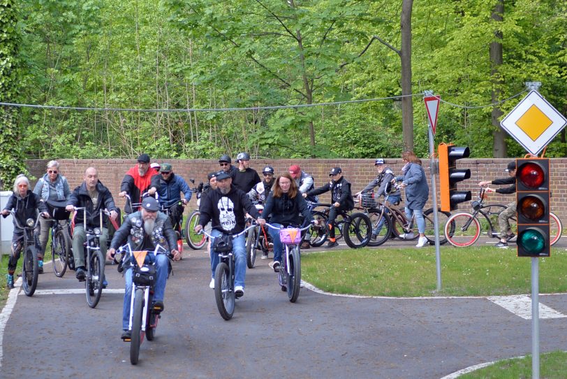 Christian Joswig hatte auch in diesem Jahr wieder eine Cruiser-Gruppe für das Hospiz-Radeln zusammengetrommelt. 30 Cruisern aus dem gesamten Ruhrgebiet traten gemütlich in die Pedalen. Start war am 30.4.2022 das Gleiskaffee Fritzchen.