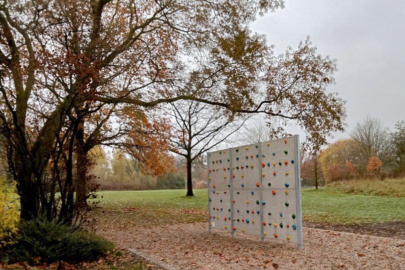 Die neue Kletterwand im Dorneburger Park.