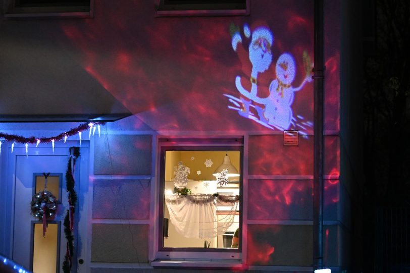 Ganz im Trend: Weihnachtliche Projektionen an Hauswänden