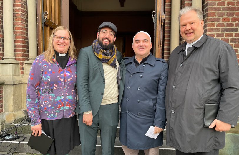 Beten gemeinsam für die Toten in den Kriegsgebieten (v.l:) Pfarrerin Melanie Jansen, Rabbi Andrés Bruckner, Imam Ibrahim Nazik und Dechant Lüdger Plümpe.