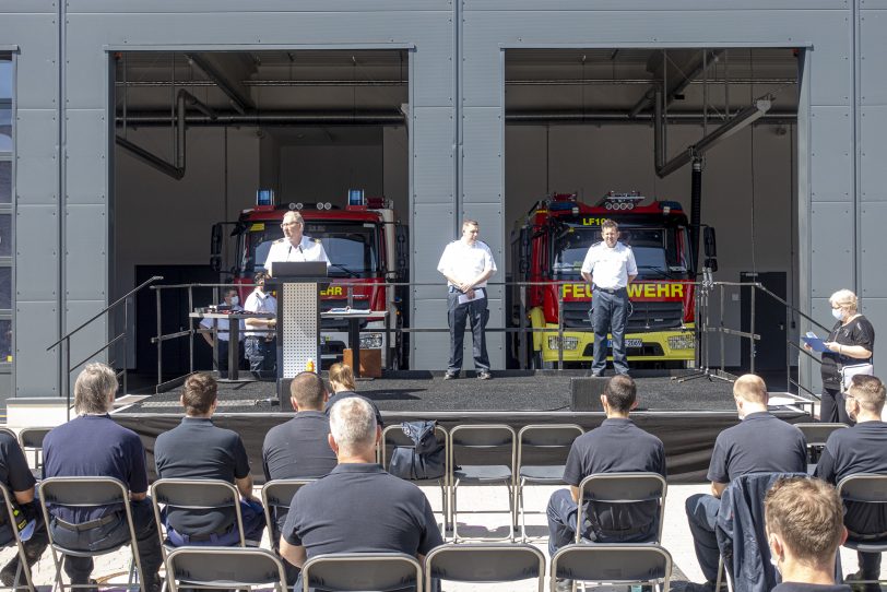 Beförderungen und Ehrungen der Freiwilligen Feuerwehr in Herne (NW), am Samstag (19.06.2021). Aufgrund der Corona-Pandemie fanden diese nicht im Rahmen der jährlichen Hauptversammlung der Feuerwehr Herne statt, sondern in einer Open Air-Veranstaltung am Feuerwehrhaus-Mitte in der Koniner Straße in Holsterhausen statt.