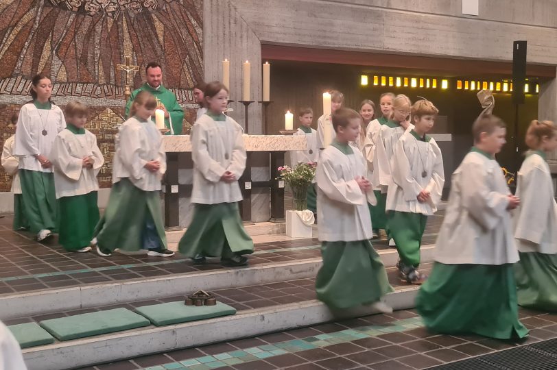 16 neue Messdiener in die Pfarrei St. Dionysius eingeführt.