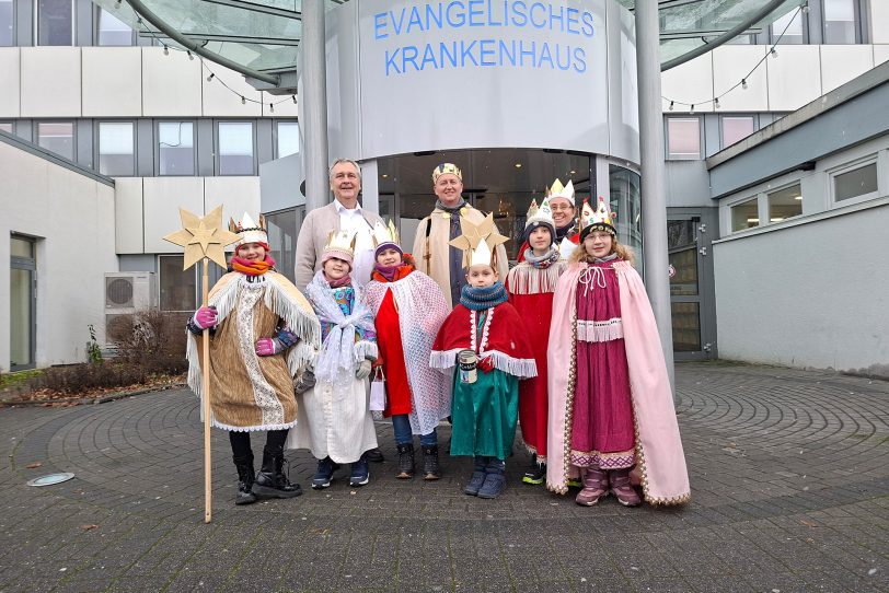 Sie sammelten Spenden für Kinder in Not: Die Sternsingerinnen und Sternsinger der Gemeinde St. Dionysius am EvK Herne, gemeinsam mit Pfarrer und Seelsorger Ulrich Knudsen (1.v.li).