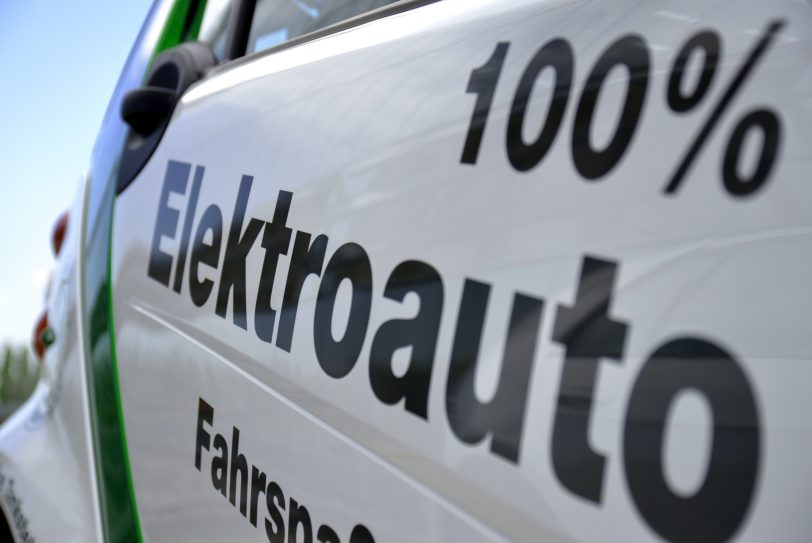Elektroautos und Solarmobile schonen die Umwelt.