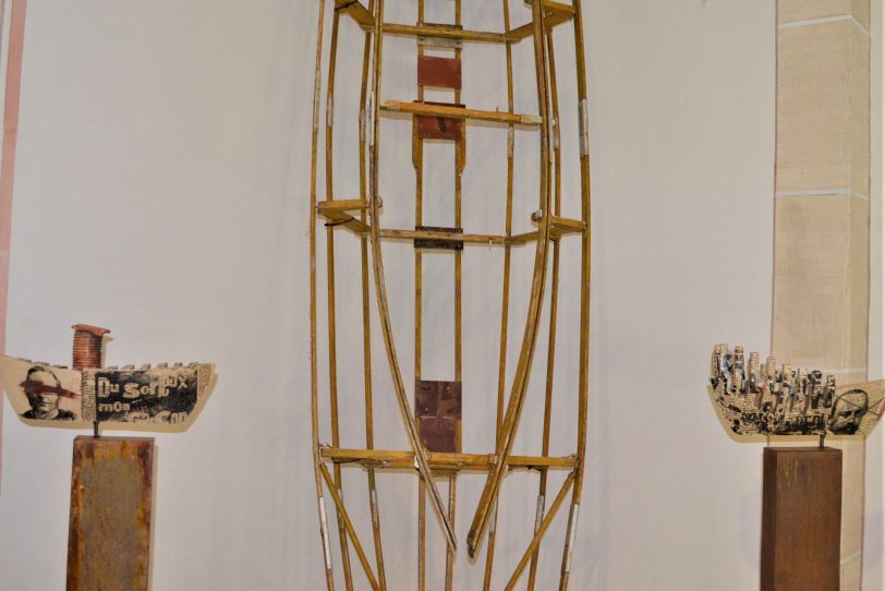 Ausstellung Stichwort Hoffnung die Zweite in der Johanneskirche Eickel. Thomas Stükes Arche: Zwei Keramikboote vor einem Faltbootgerüst.