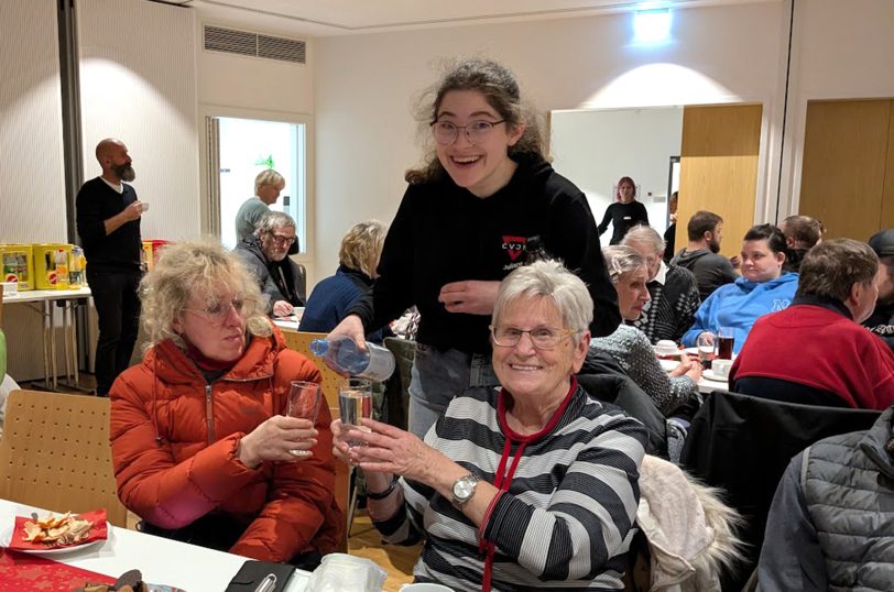&amp;amp;amp;amp;amp;amp;amp;#039;Heiligabend nicht allein&amp;amp;amp;amp;amp;amp;amp;#039; 2025: Nicht nur Juliane, die FSJlerin des CVJM, hat bei der Bewirtung Spaß.
