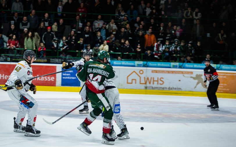 Der HEV, hier mit Rasmus Lundh-Hahnebeck (Mitte, grünes Trikot), lieferte den Moskitos Essen im Derby einen harten Fight und verdiente sich einen Punkt.
