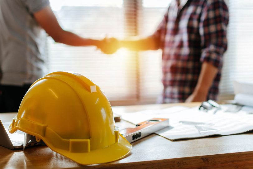 Gegen Schwarzarbeit: Vier Tipps die Auftraggeber und Kunden beachten sollten.