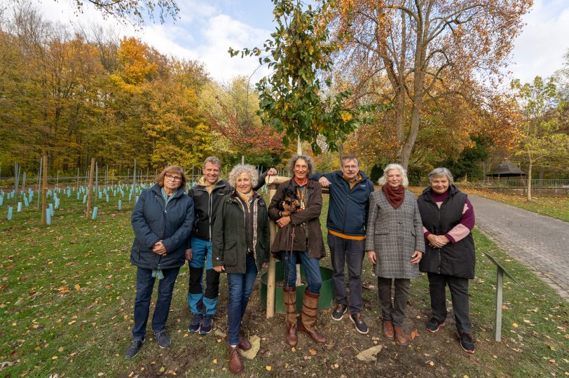 Im Gysenberg wurde ein Baum gepflanzt mit einer Namenstafel aller Geehrten für 25-jährige Tätigkeit in bürgerschaftlichen Gremien.