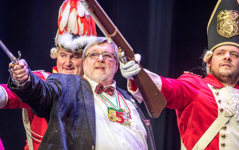 Bürgermeister Erich Leichner mit dem Funkencorps 'Rut-Wiess' des Karnevalistenzirkel KAZI Lohmar e.V.