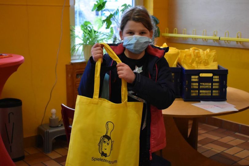 Bei den Mädchenerlebnistag 2021 gab es für Julia eine Tasche vom Spielezentrum.