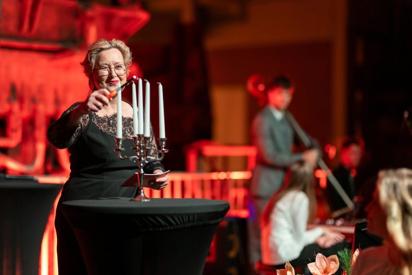 Eine Tradition auf der Akademischen Jahresfeier: Zu Beginn entzündet Rektorin Prof. Dr. Tamara Appel den Kandelaber.