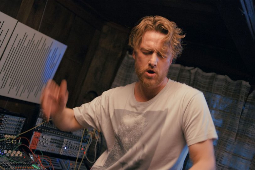Der einst angesagte Berliner DJ Jan (Alexander Fehling) hat sich mit seinem Tonstudio auf einen Bauernhof im Schwarzwald zurückgezogen.