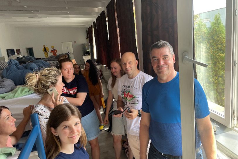 Organisierten den Transport von 100 Doppelbetten für ein ukrainisches Kinderheim in Mikolajiw: Marcus Schraeder vom Lions Club Herne-Emschertal (re.) und Radu Cristea vom Lions Club Transilvania (2.v.r.).