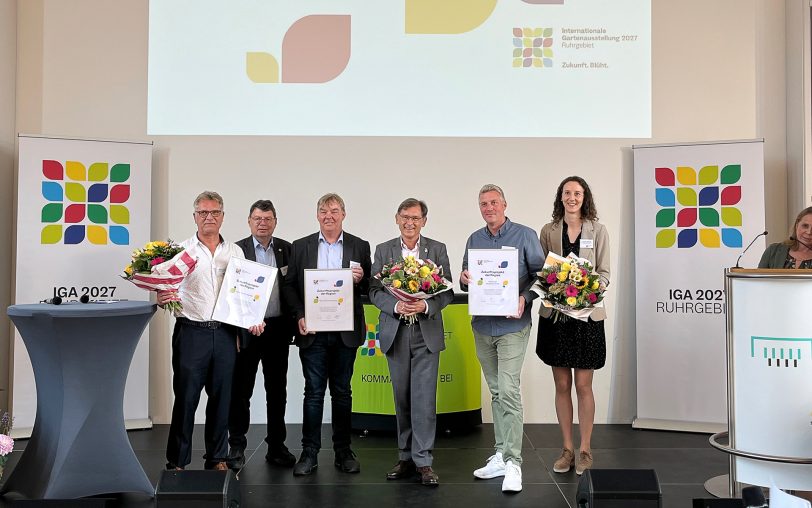 OB Dr. Frank Dudda (3.v.r.) nahm zusammen mit Ronald Graf (Stadtentwicklungsgesellschaft Herne, 3.v.l.) die Urkunden entgegen.