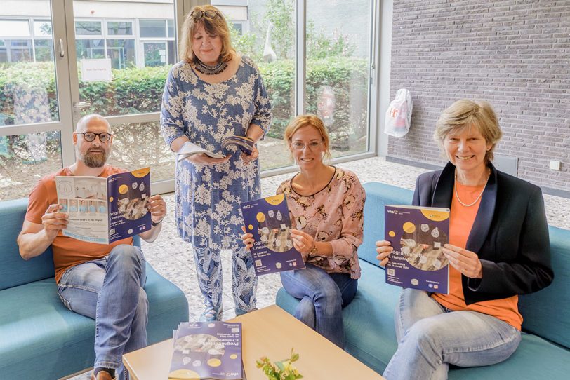Die Vorstellung des neuen vhs-Programms (v.l.) Sven Becker, Heike Bandholz, Natalie Dilekli und Monika Remlinger.