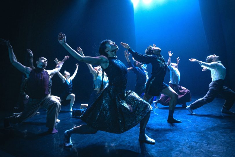 In „Theatre of Dreams“ verbindet Hofesh Shechter Tanz, Musik und Licht zu einer rauschhaften Traumlandschaft.