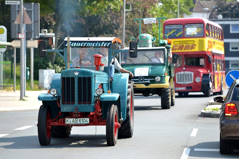 Kirmesoldtimer fahren von Bochum zum Cranger Kirmesplatz