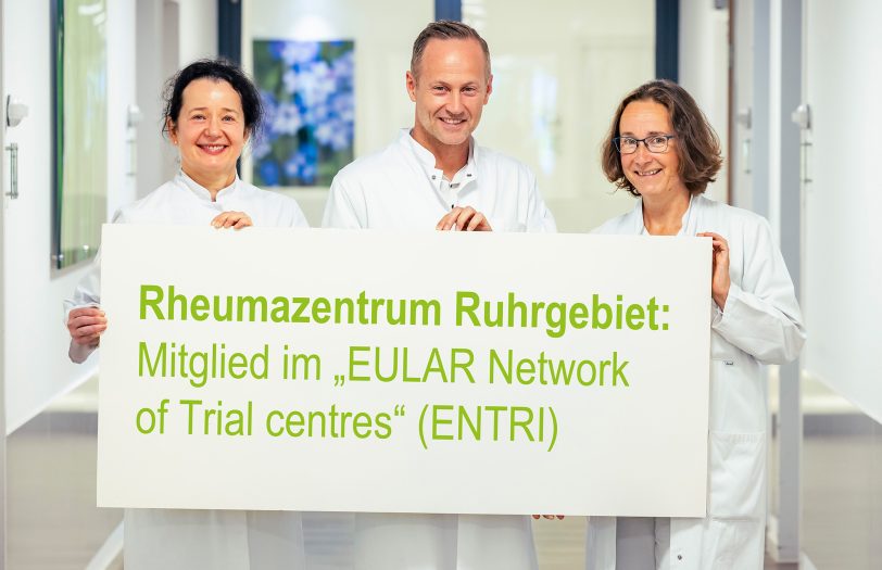 Gemeinsam für bessere Therapien: Prof. Dr. Xenofon Baraliakos, Ärztlicher Direktor des Rheumazentrum Ruhrgebiet Präsident der EULAR, Prof. Dr. Uta Kiltz (r.), Oberärztin des Rheumazentrum Ruhrgebiet, und Dr. Ioana Andreica (l.), Oberärztin des Rheumazentrum Ruhrgebiet, engagieren sich für moderne Forschung und optimale Versorgung von Rheumapatienten.