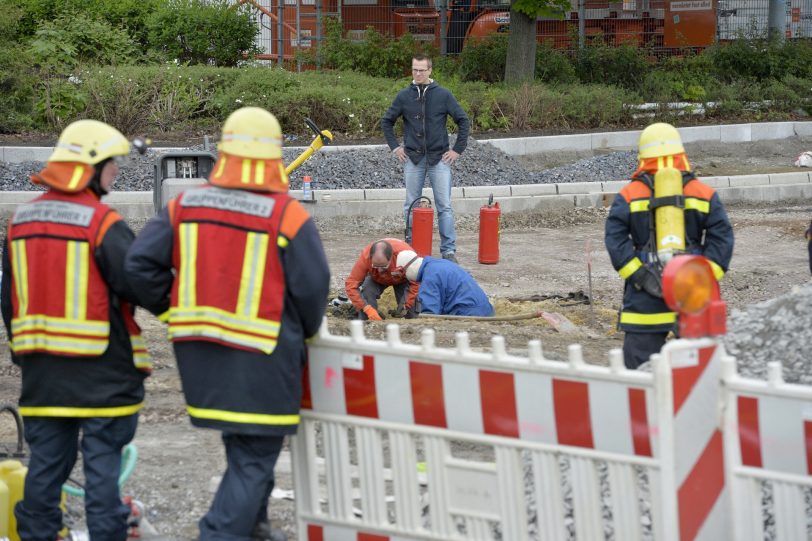 Mitarbeiter der Stadtwerke reparieren die beschädigte Gasleitung.