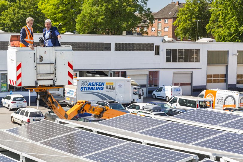 Ulrich Koch und Christian Stiebling begutachten die neue Photovoltaikanlage auf dem Stiebling-Dach.