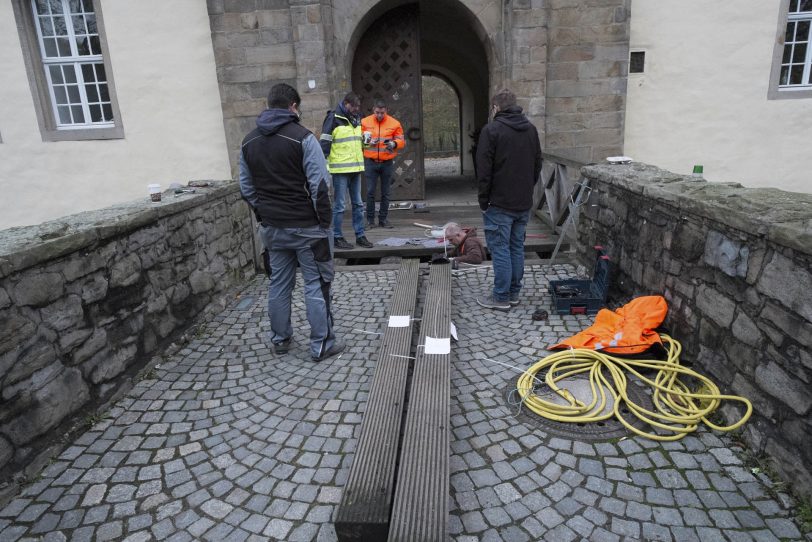 Verschmorte Leitung unterhalb der Brücke zum Schloss Strünkede.