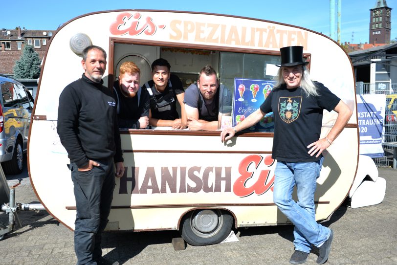 Die Eiskugel von Hanisch auf dem Hof von Auto-Service Micha. Im Bild v.l. Chef Markus Micha, Gordan Cassel, Jodi AbdelAkzis, Christian Funke, Graf Hotte alias Horst Schröder.