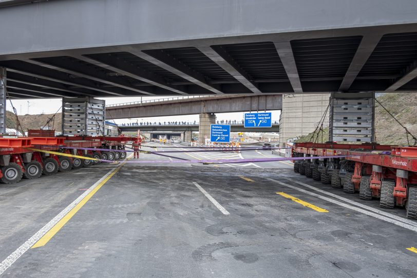 Einheben des ersten Teilstücks für die neue Eisenbahnbrücke über die A43 in Herne (NW), am Sonntag (28.0.2021).