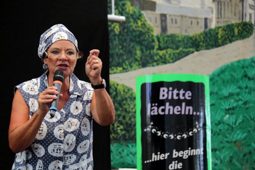 Esther Münch als Putzfrau Waltraud Ehlert.
