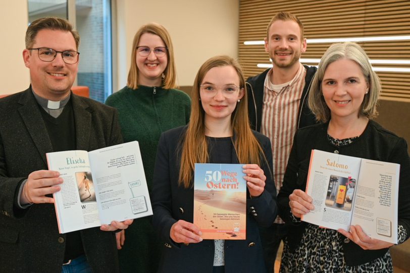 Ein Teil des Autoren- und Redaktionsteams von „50 Wege nach Ostern!“: v.l.. Diözesanjugendpfarrer Tobias Hasselmeyer, Autorin Leonie Wulf, Projektverantwortliche Theresa Oesselke, YOUPAX-Redakteur Tobias Schulte und Autorin Jessica Bohn.